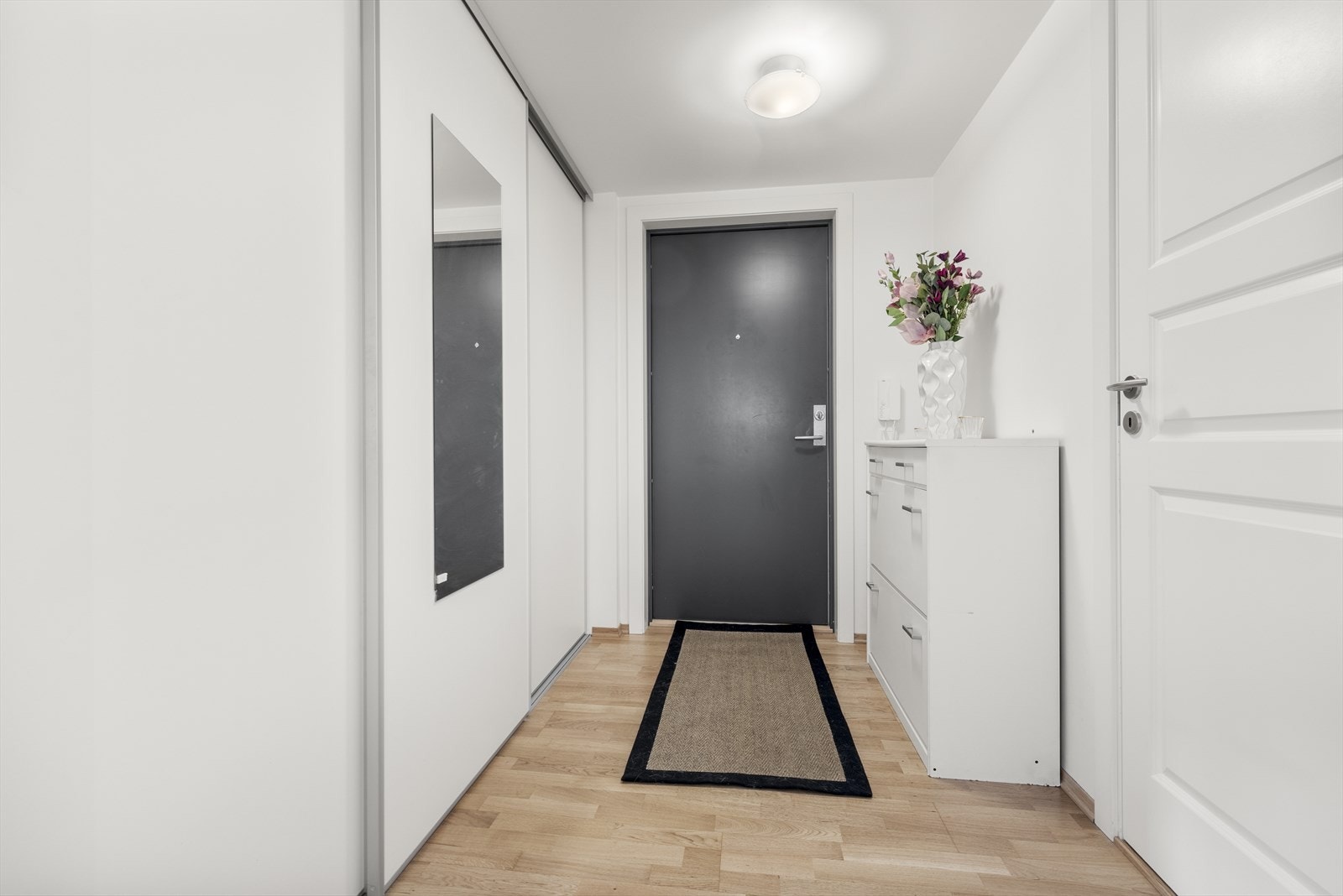 Velkommen inn! Entréen gir et godt førsteinntrykk og det er montert en romslig skyvedørsgarderobe. Galleribilde