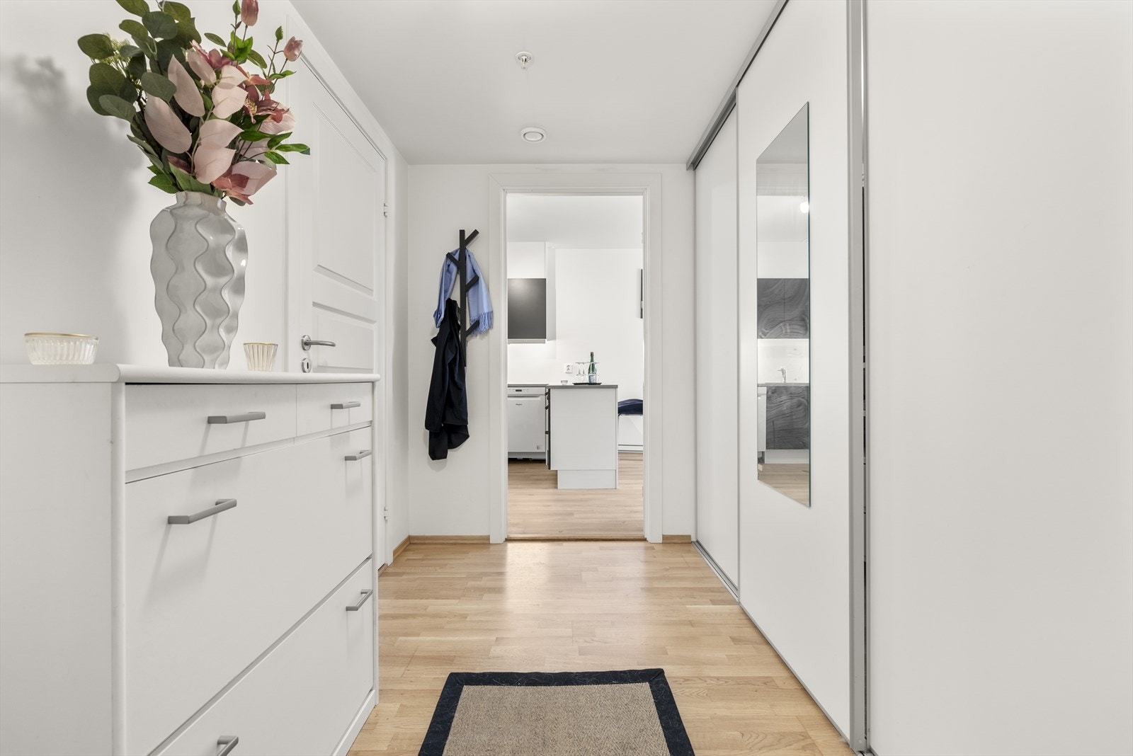 Fra gangen er det direkte tilgang til leilighetens øvrige rom. Galleribilde