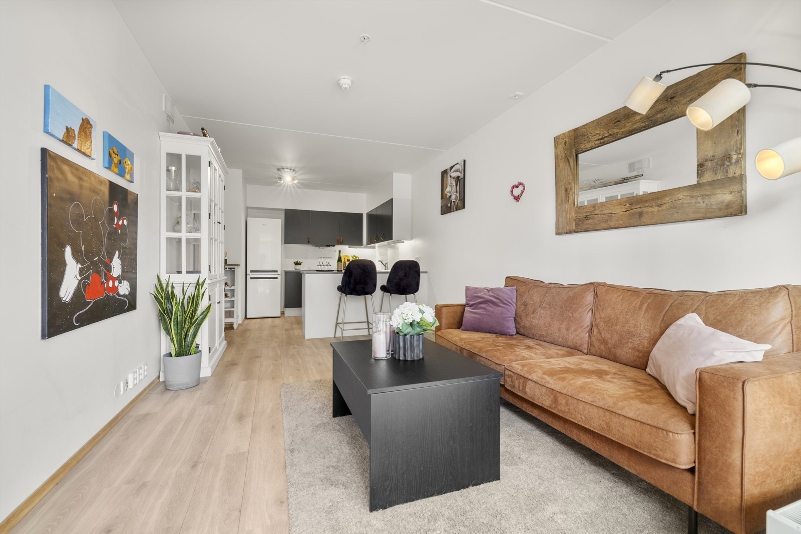 Boligen blir presentert av Krister Johnsen Støme v/EiendomsMegler 1. Galleribilde