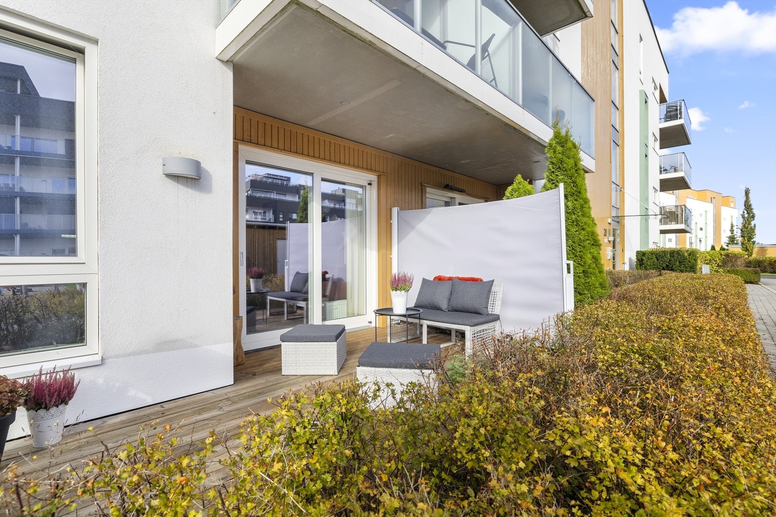 Plattingen er dekket med impregnert trevirke og ble overflatebehandlet sommeren 2025. Galleribilde