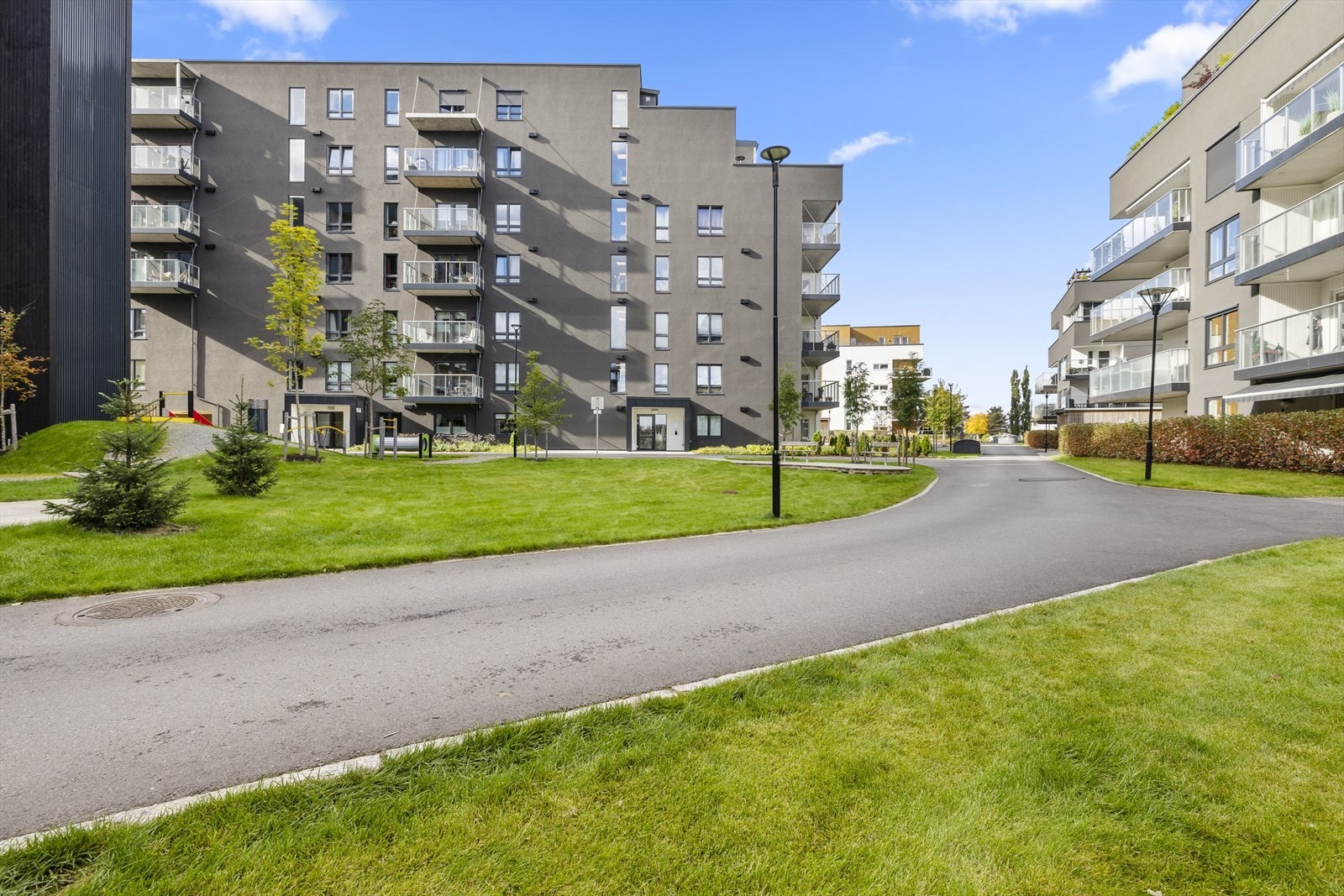 Området er preget av store, velholdte grøntarealer. Galleribilde