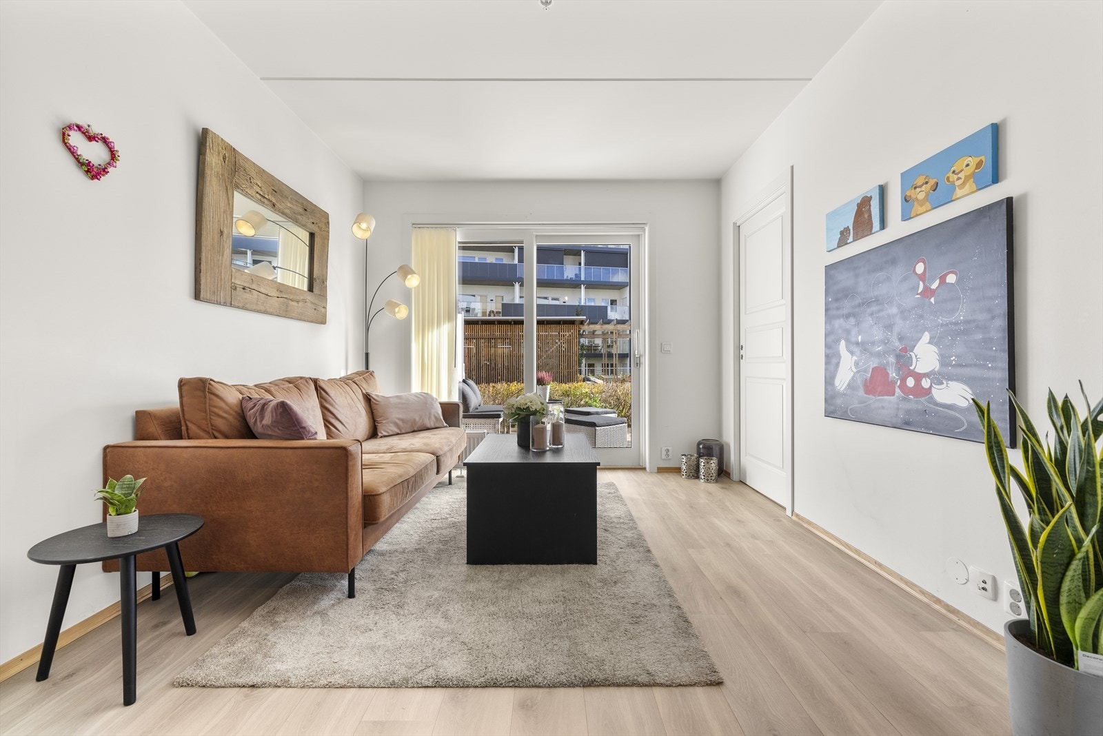 Rommet er lett å møblere med plass til både sofagruppe og spisebord. Galleribilde