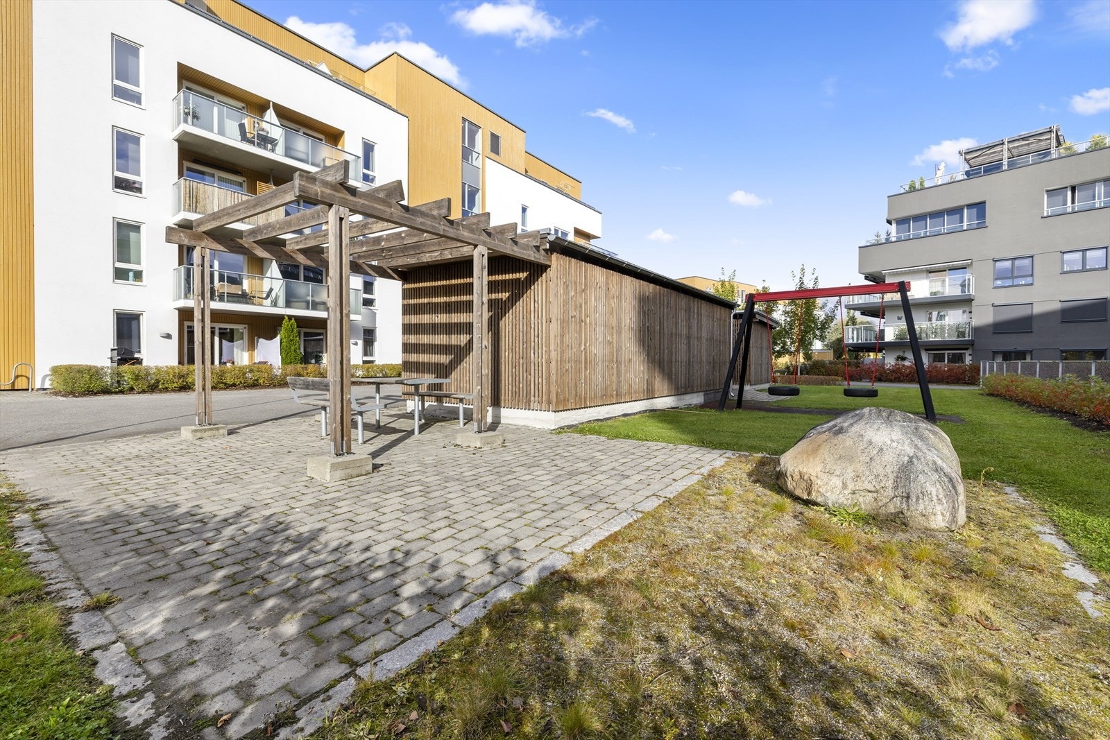 Sameiet har hyggelige fellesområder med lekeplass, noe som gjør nabolaget barnevennlig. Galleribilde