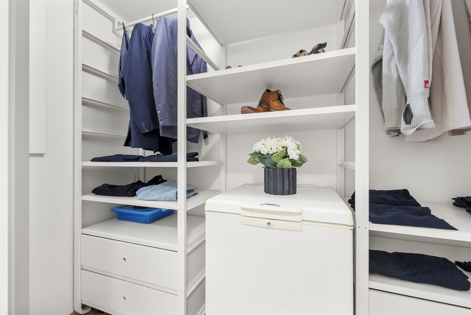 Garderoben i gangen gir masser av god oppbevaringsplass. Galleribilde