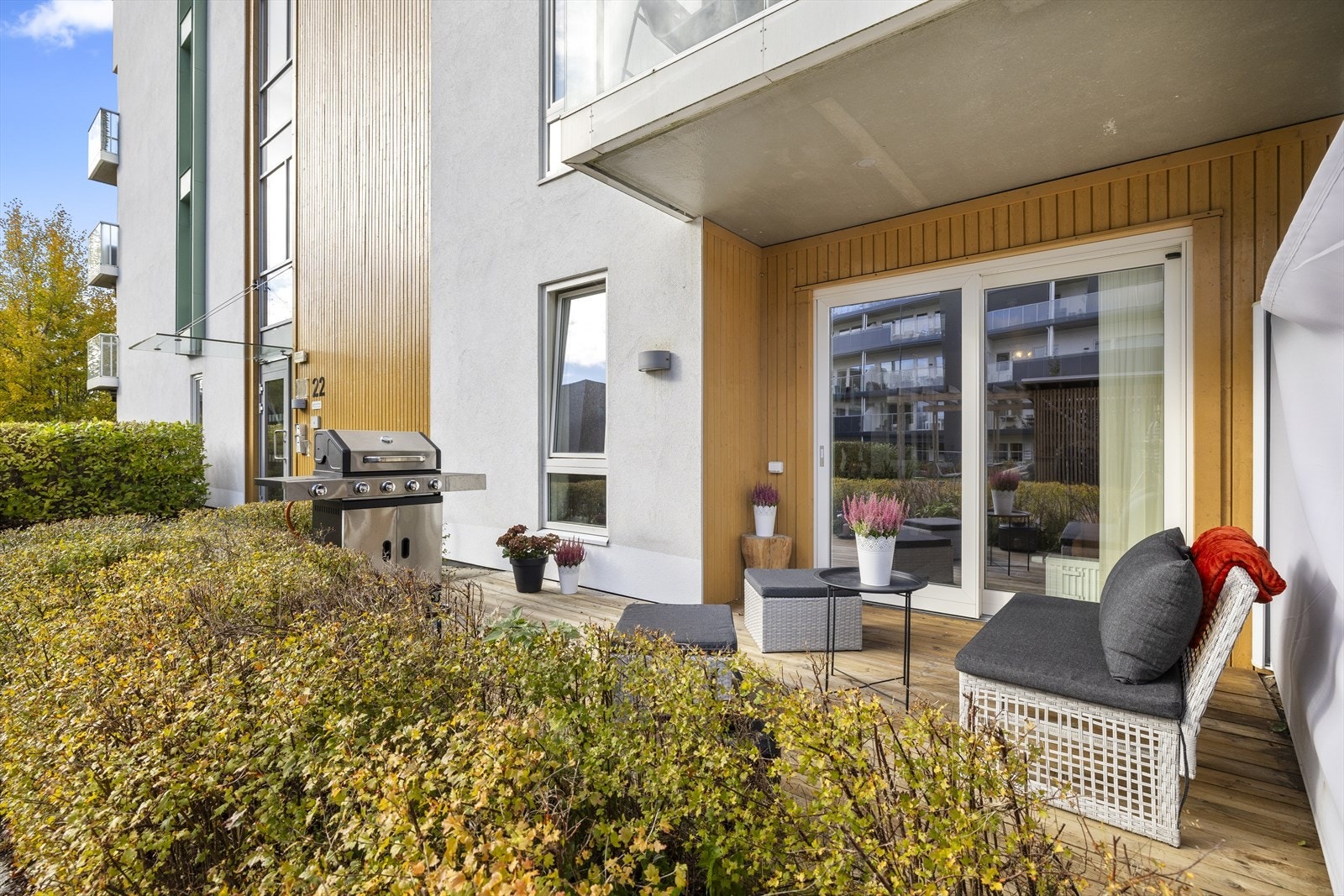 Her er det god plass til både sittegruppe og grill på flotte dager. Galleribilde