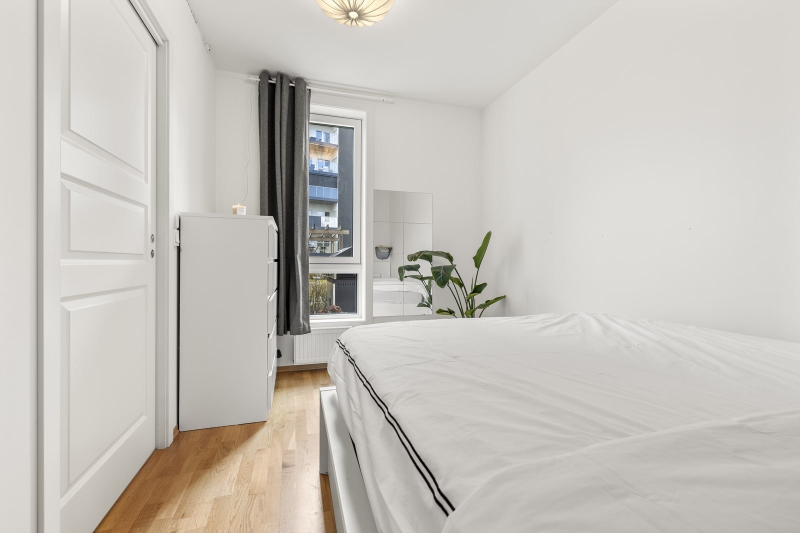 Rommet har en-stavs laminatgulv og hvitmalte dører med profilert utførelse. Galleribilde