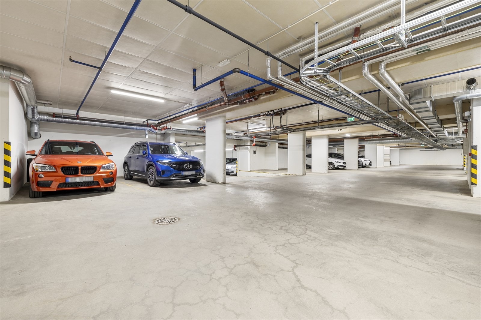 I det oppvarmede garasjeanlegget disponerer leiligheten en fast plass med elbillader, samt en bod på 5 m². Galleribilde