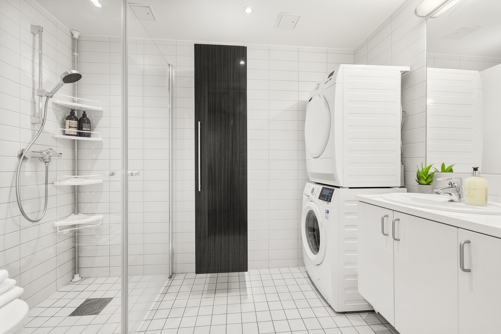 Baderommet har fliser på både vegger og gulv samt gulvvarme. Galleribilde