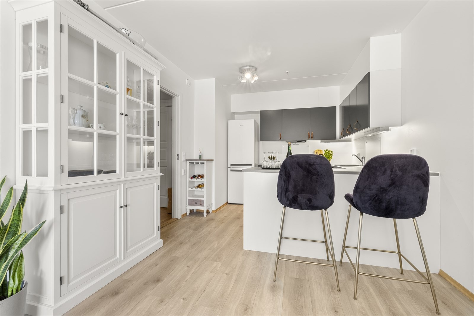 Kjøkkenet er en integrert del av oppholdsrommet, med en praktisk halvøy som skaper et naturlig skille. Galleribilde