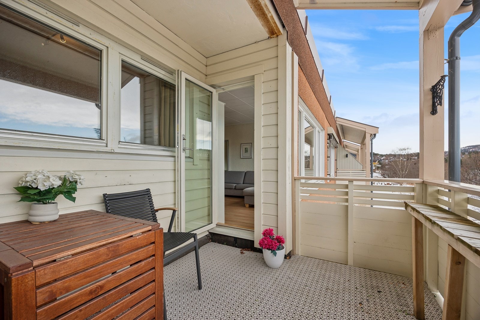 Herlig solvendt balkong med utsikt. Galleribilde