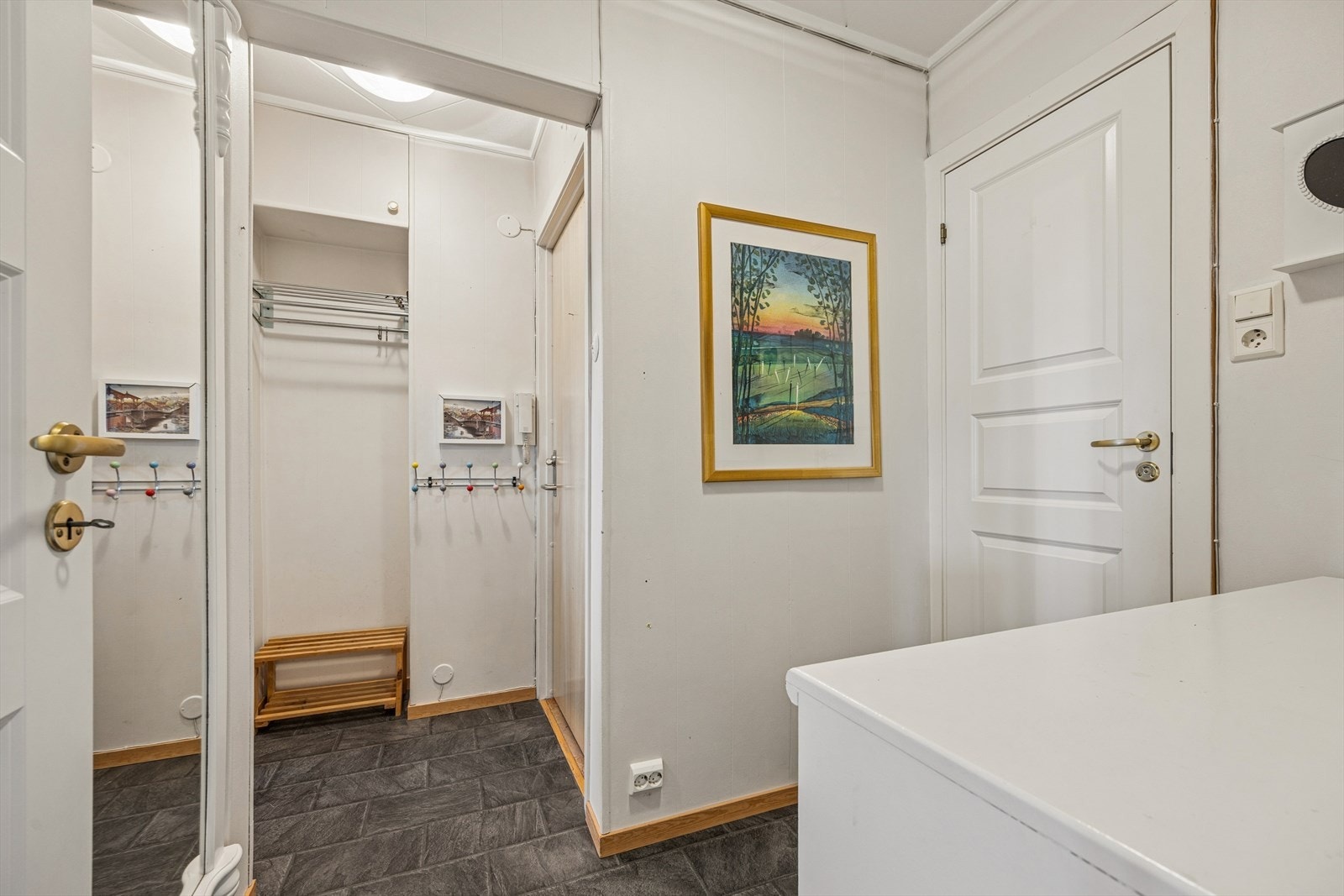 Entrè på omtrent 4,2 kvm, med plass til oppheng og oppbevaring. Galleribilde