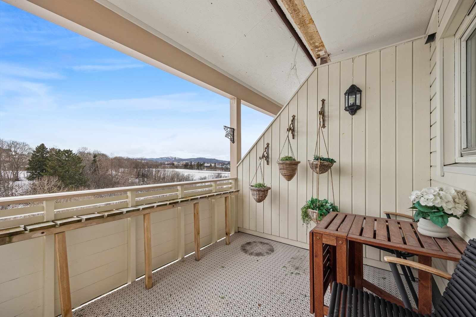 Balkongen måler omtrent 6,5 kvm og har plass til både sittegruppe, bord og grill. Galleribilde