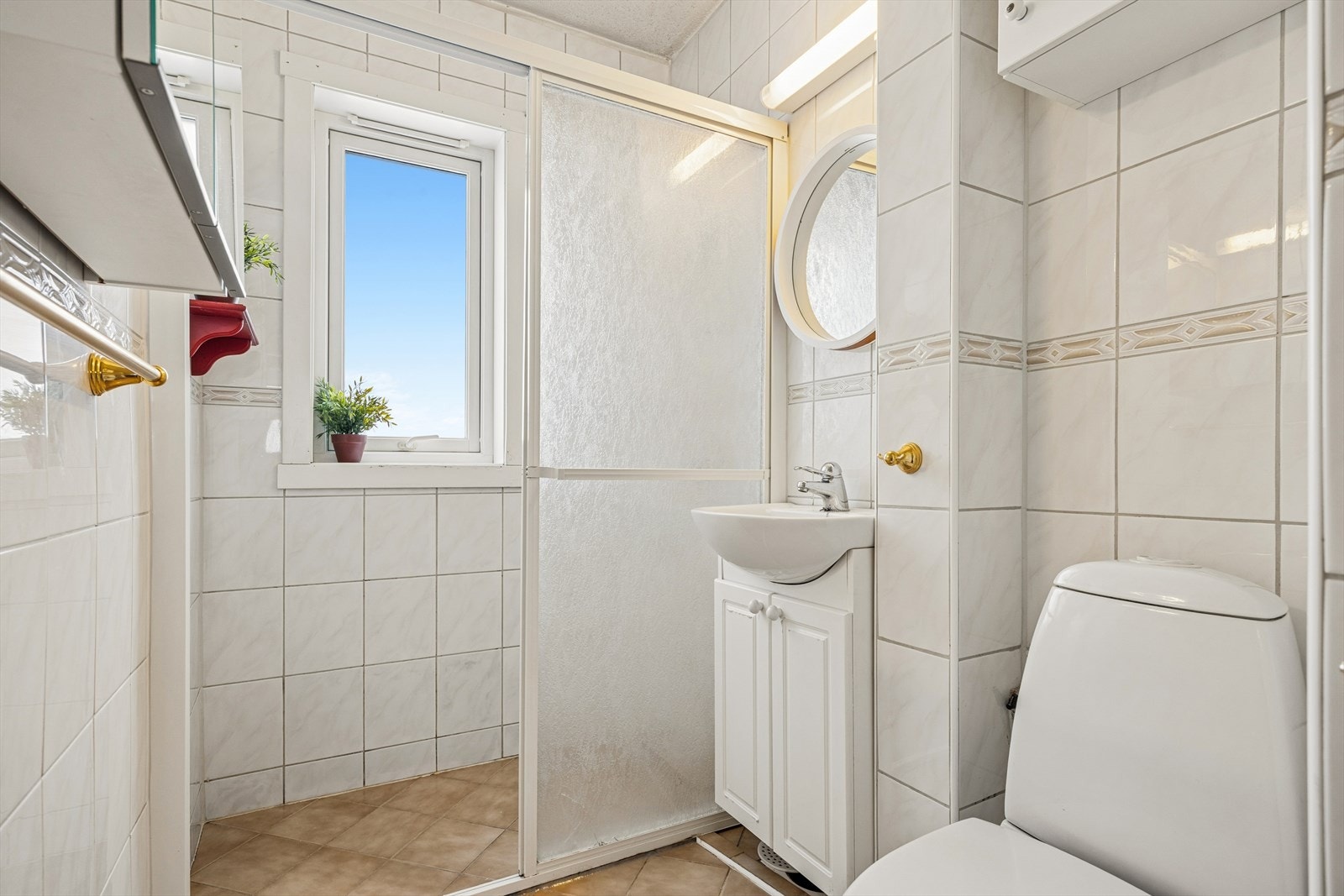 Baderom måler omtrent 3,2 kvm. Galleribilde