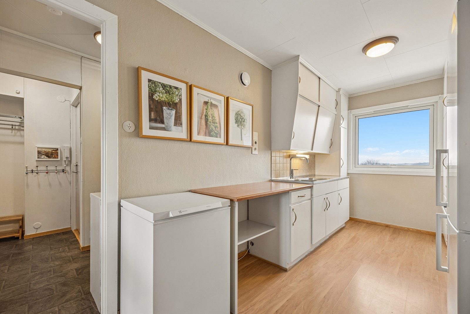 Lyst kjøkken som måler omtrent 10,8 kvm. Galleribilde