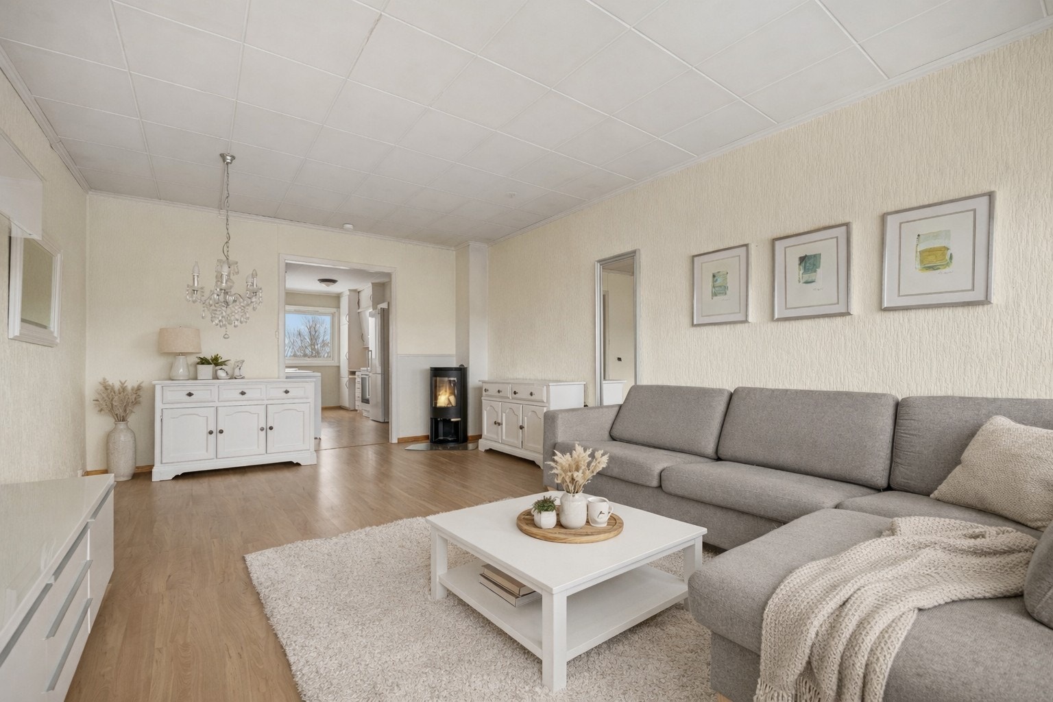 Store vindusflater slipper inn rikelig med dagslys og skaper en behagelig atmosfære. Direkte utgang til leilighetens balkong. Galleribilde