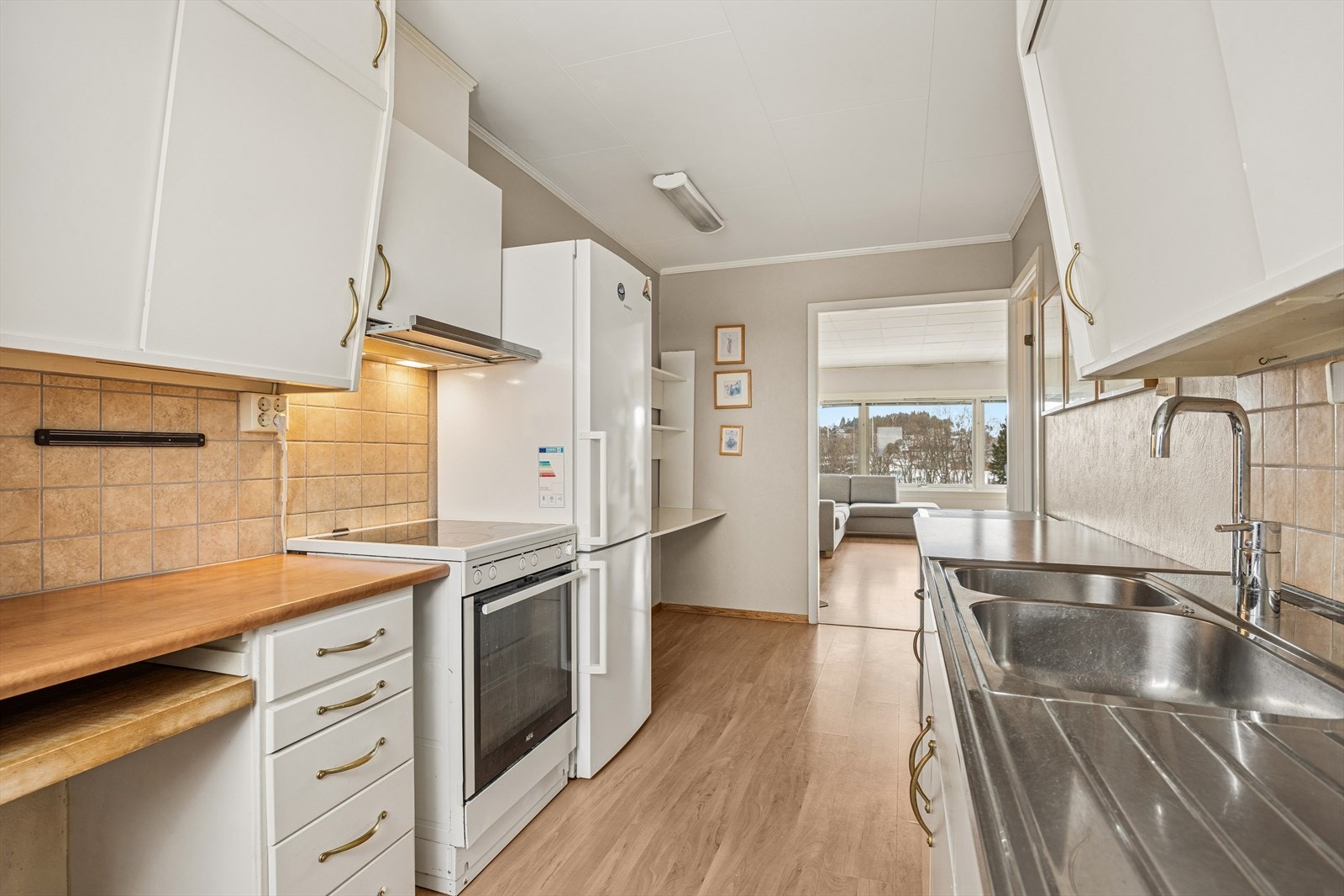 Kjøkkenet har godt med benkplass. Galleribilde