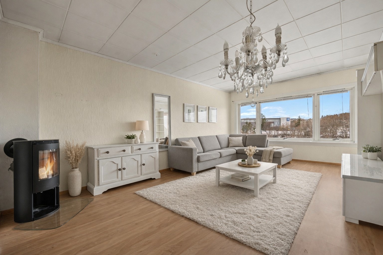 Velkommen til Konglevegen 3A! En lys og romslig 2-roms toppleilighet med solvendt balkong og utsikt. Bildet er digitalt møblert. Galleribilde