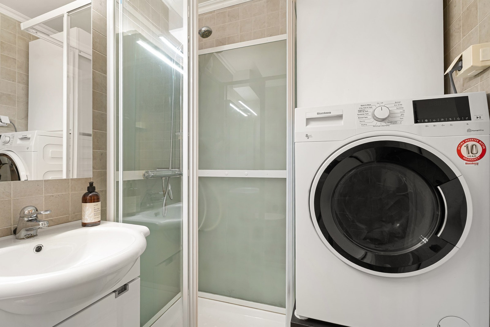 Badet er fra byggeår med oppgradert tettesjikt, overflater, toalett, servantinnredning, sluk og rør i 2005/06 Galleribilde