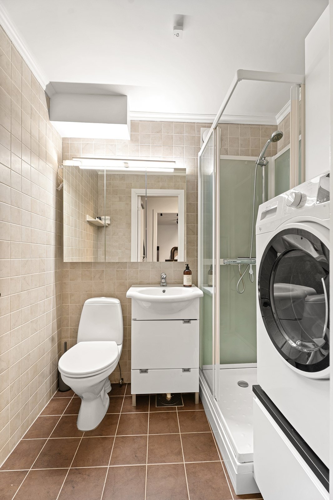 Badet utnytter plassen godt. Nytt dusjkabinett fra 2018 og speilskap med overlys i 2019 Galleribilde