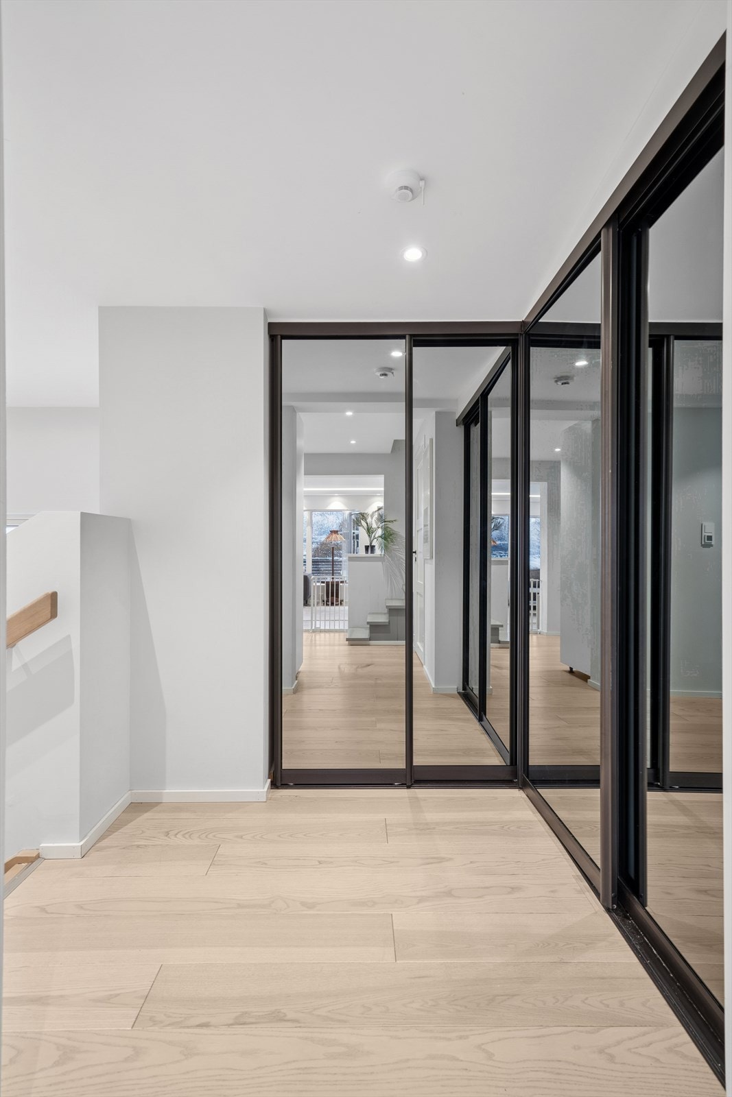 Gangen i 2. etasje har garderobeløsning. Galleribilde