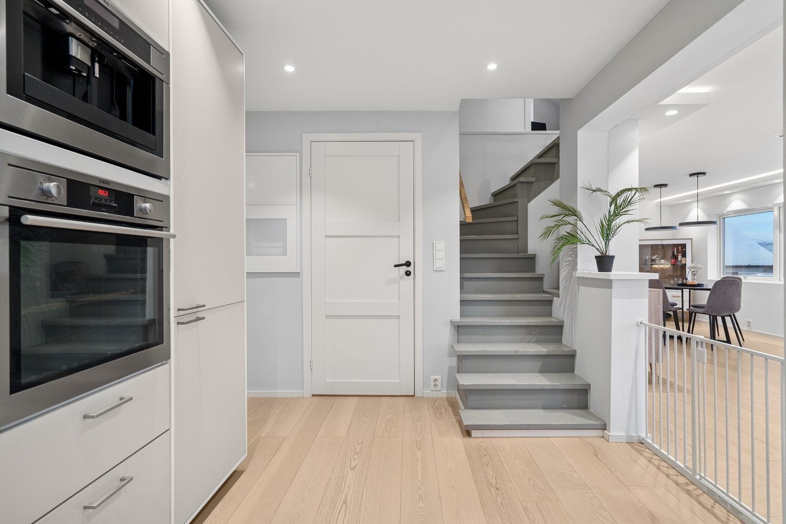 Kjøkkenet ligger på innsiden av stuen, ved badet og trappen til loftet Galleribilde