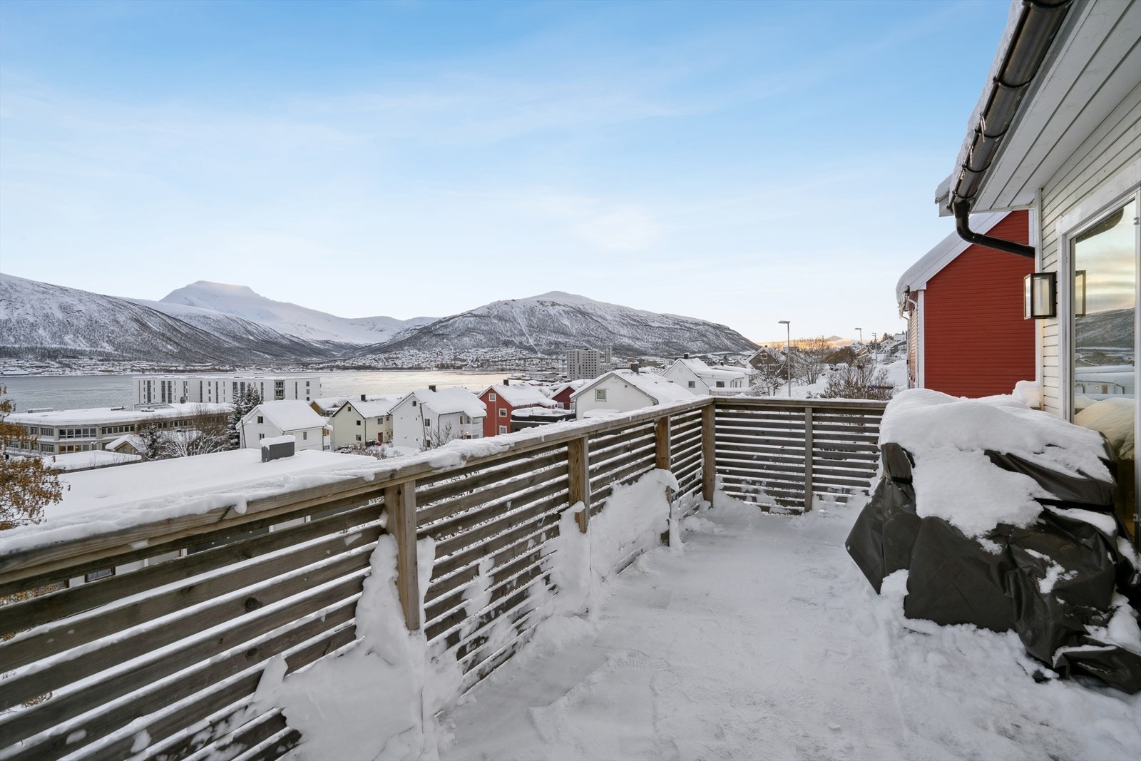 14 kvm. altan. Her er det flott utsikt og godt å være på solskinnsdager. Galleribilde