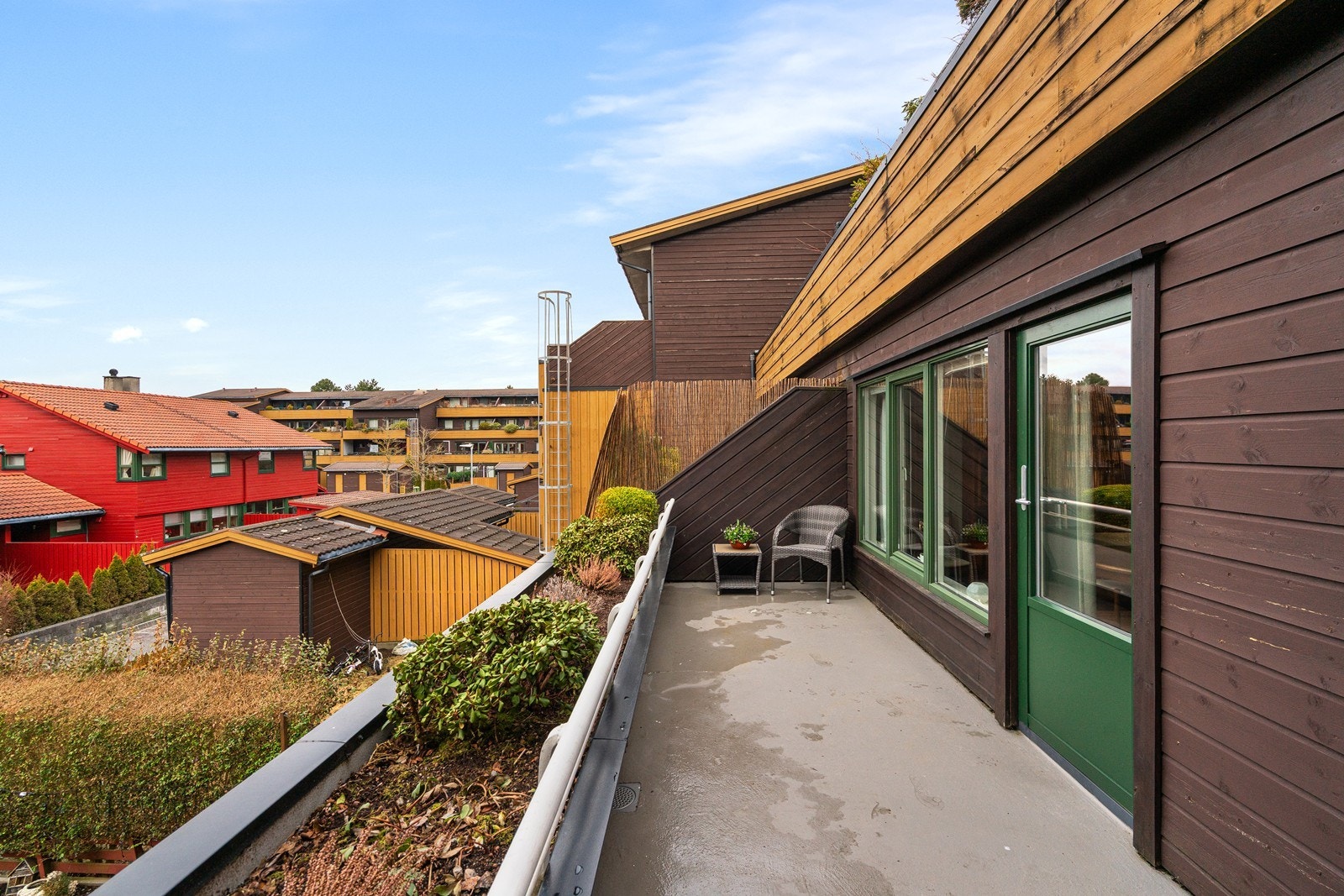 Fra stuen er det utgang til romslig sørvendt og solrik balkong med god plass til utemøbler. Galleribilde