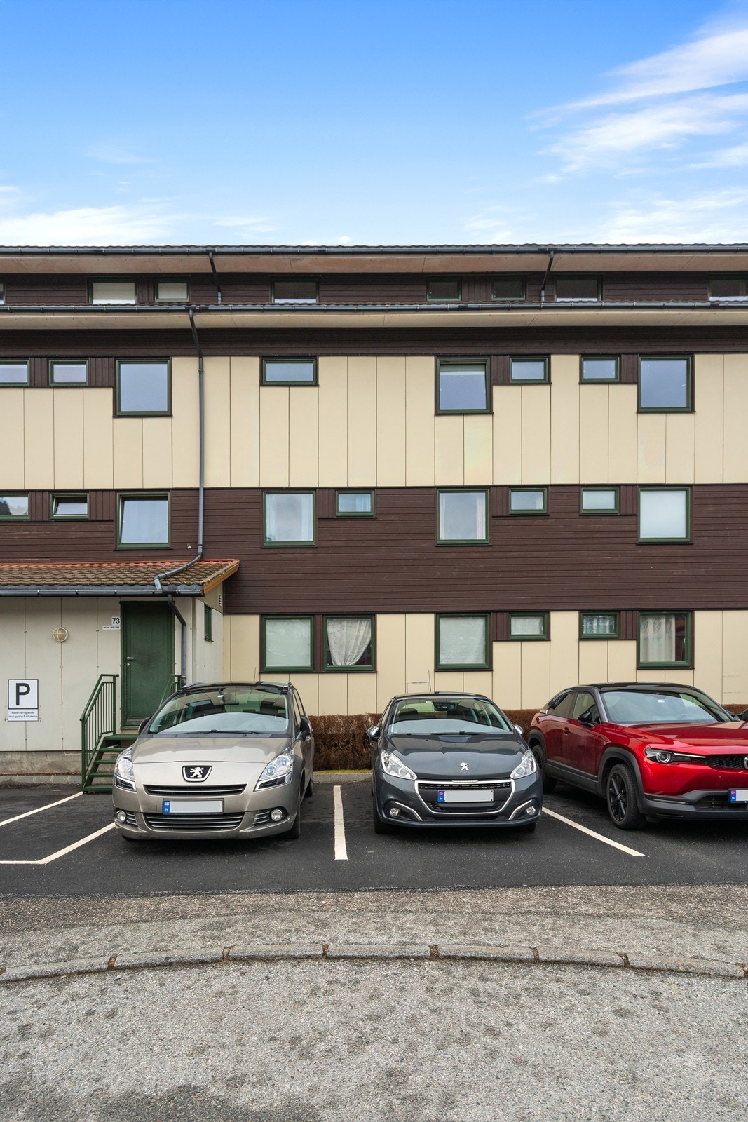Gjesteparkering på baksiden av bygget. Galleribilde