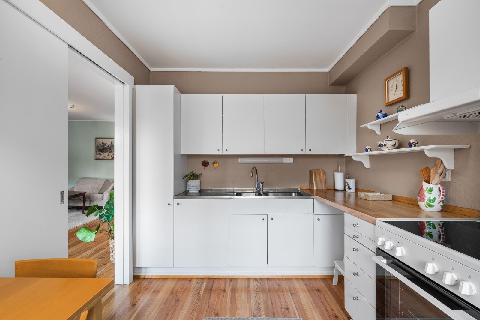 Kjøkkenet har god skap- og benkeplass, og legger godt til rette for både hverdagsmat og hyggelige sammenkomster. Galleribilde