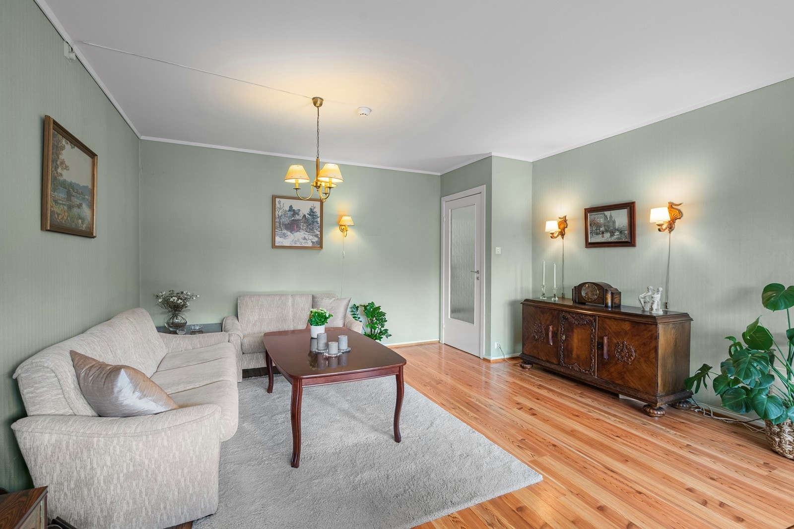 Leiligheten fremstår som lys og koselig med gode romløsninger som utnytter arealet på en praktisk måte. Galleribilde