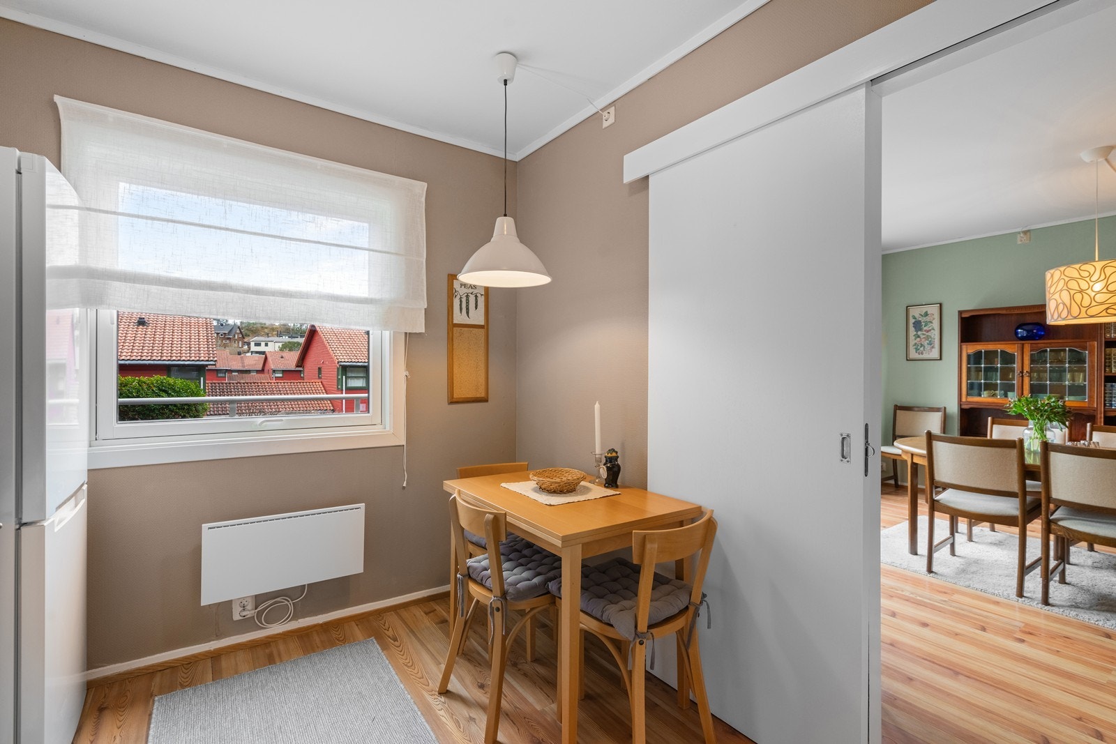 Her er også plass til kjøkkenbord hvor en kan nyte gode frokoster. Galleribilde