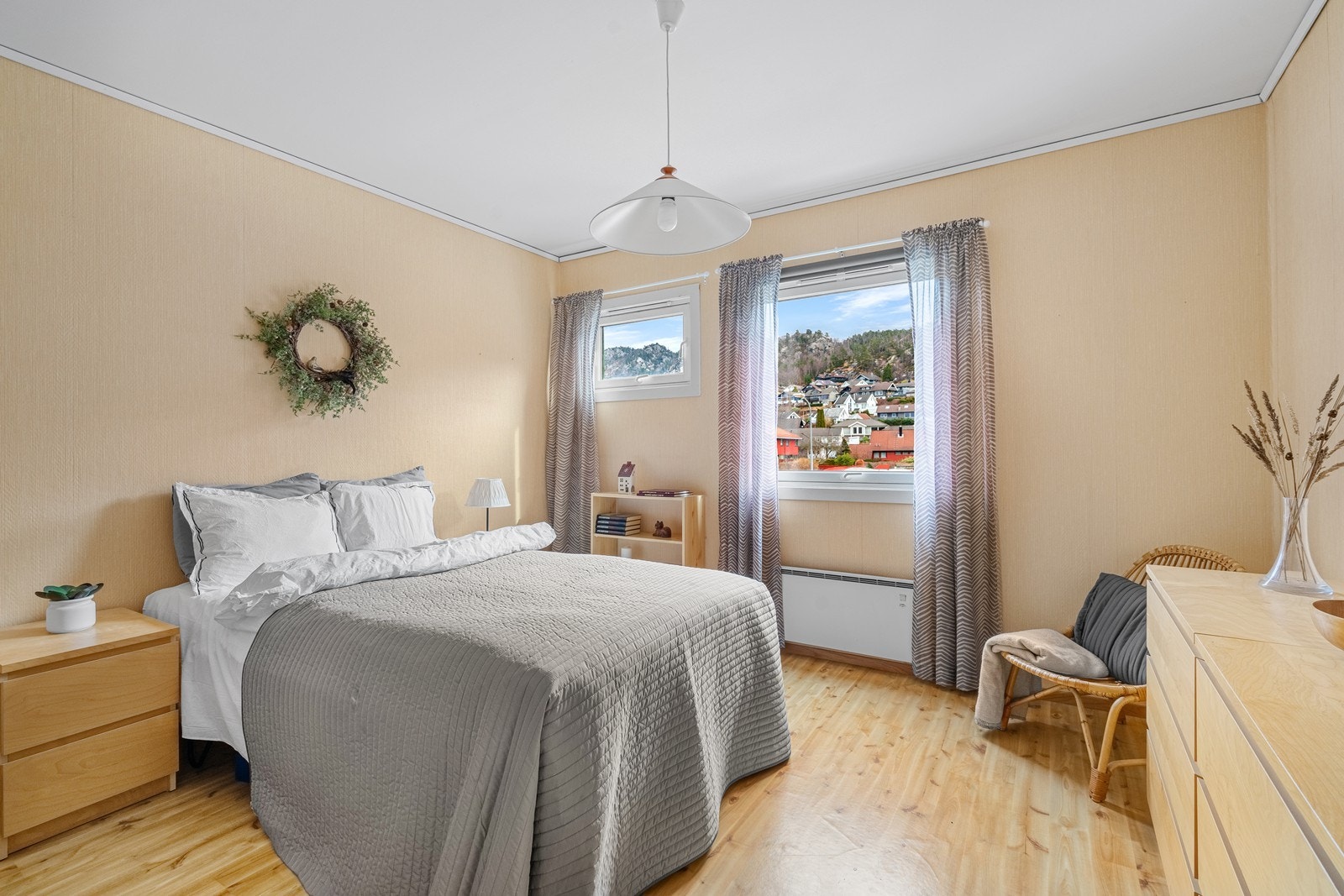 Romslig soverom med lune fargevalg og plass til stor seng. Galleribilde