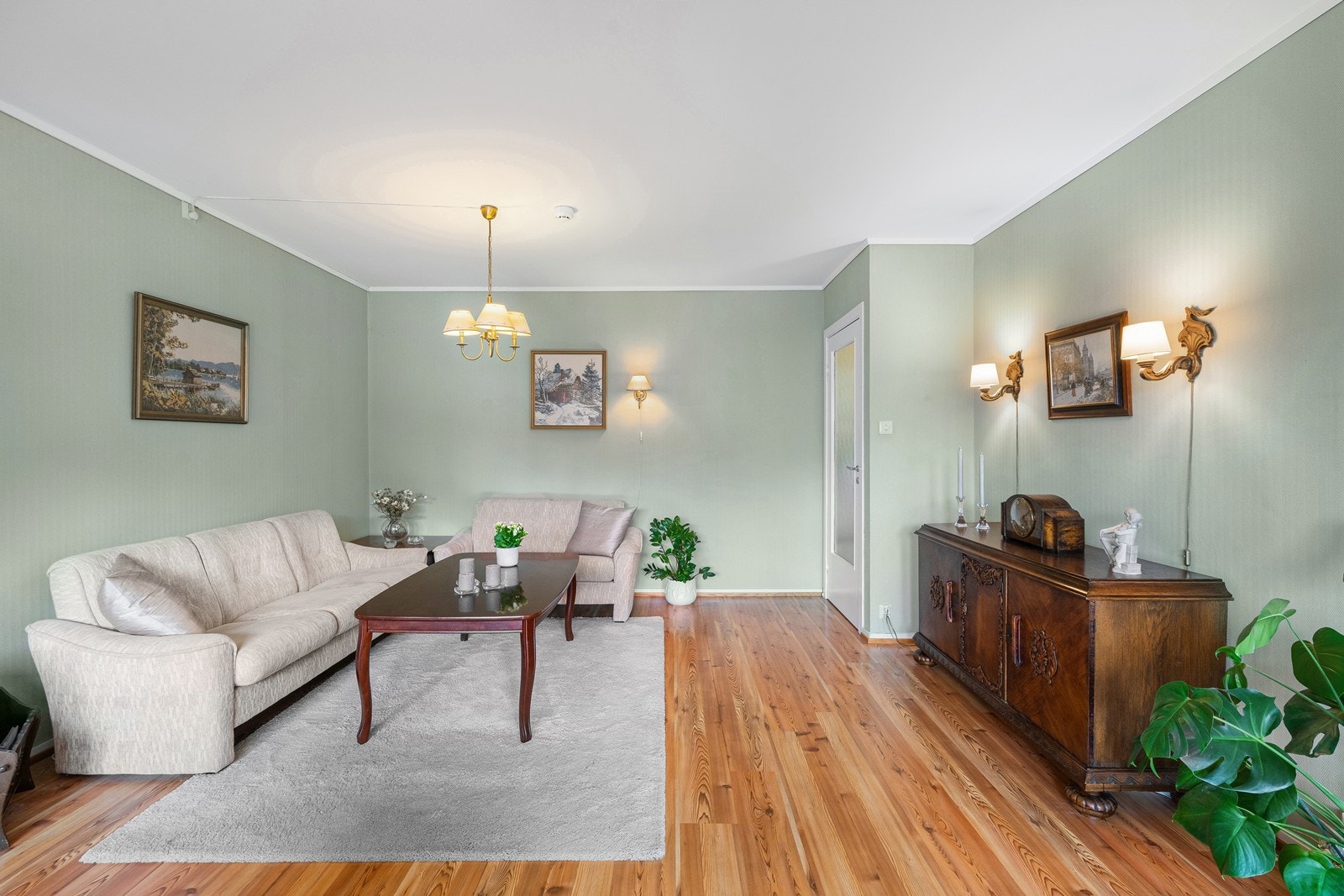 Romslig stuerom med flere møbleringsmuligheter Galleribilde