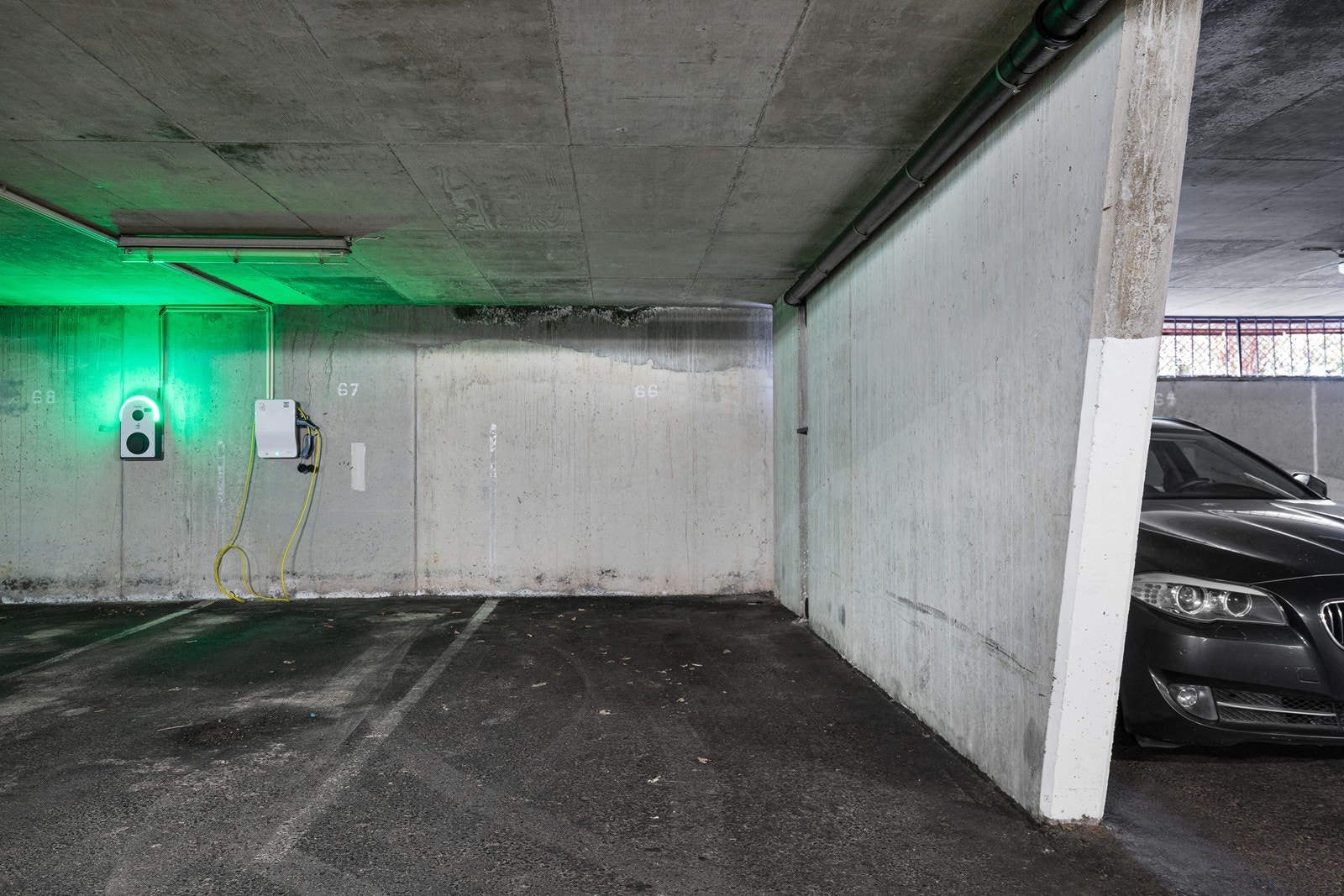 Parkering i lukket garasjeanlegg med mulighet for el-lader. Galleribilde