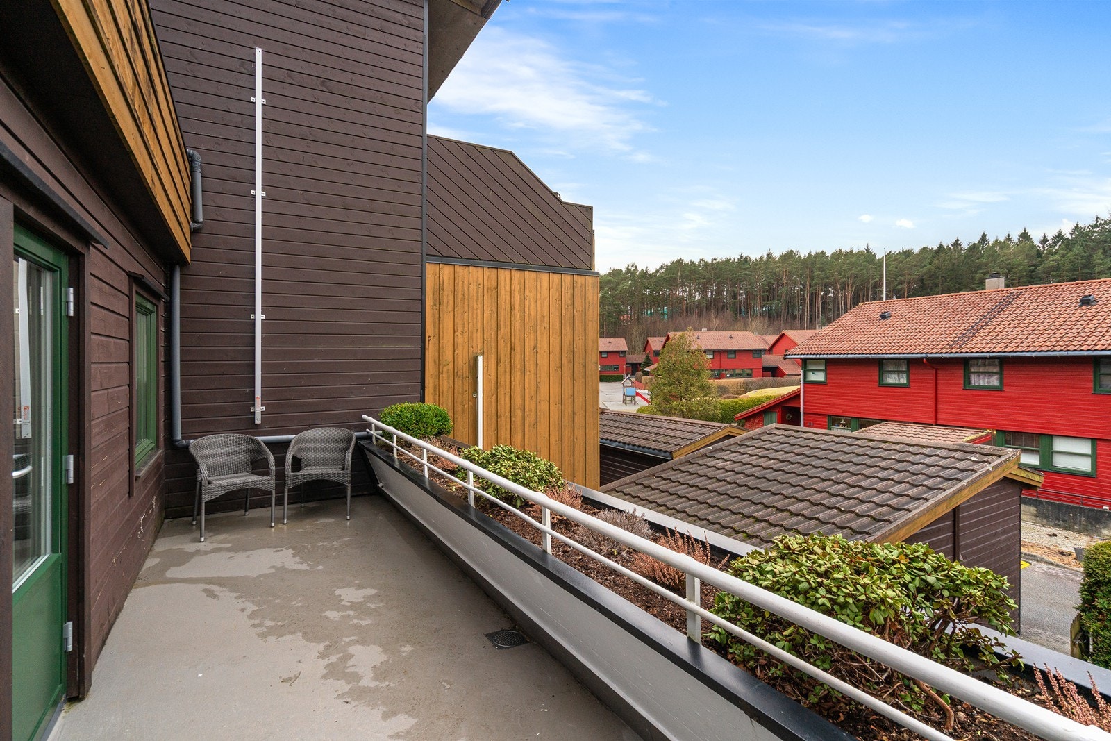 En hyggelig uteplass hvor beplantningen gir både trivsel og karakter. Galleribilde