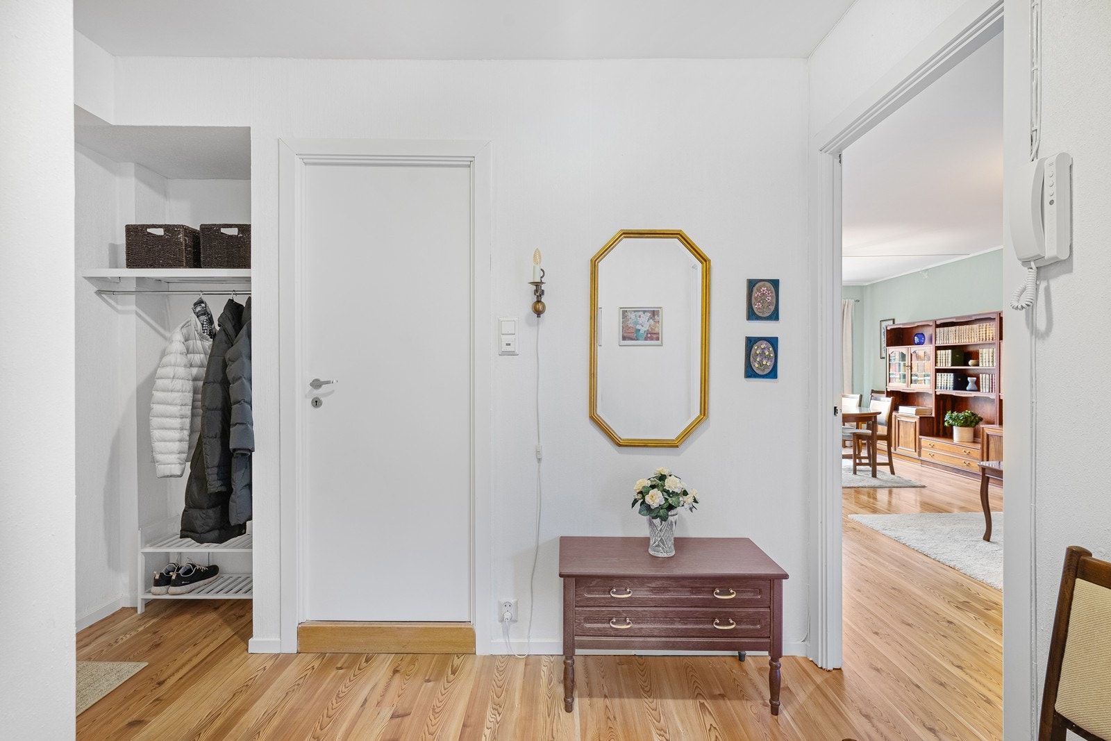 Lys og åpen entré med god garderobeplass. Galleribilde