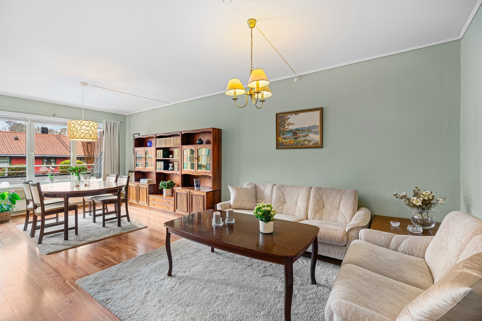 Romslig stue med god plass til både sittegruppe og spiseplass. Galleribilde