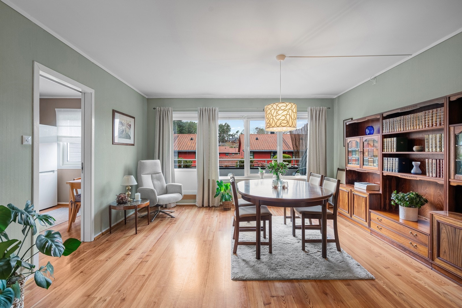 Store vindusflater slipper inn rikelig med dagslys og skaper en lun og behagelig atmosfære. Galleribilde