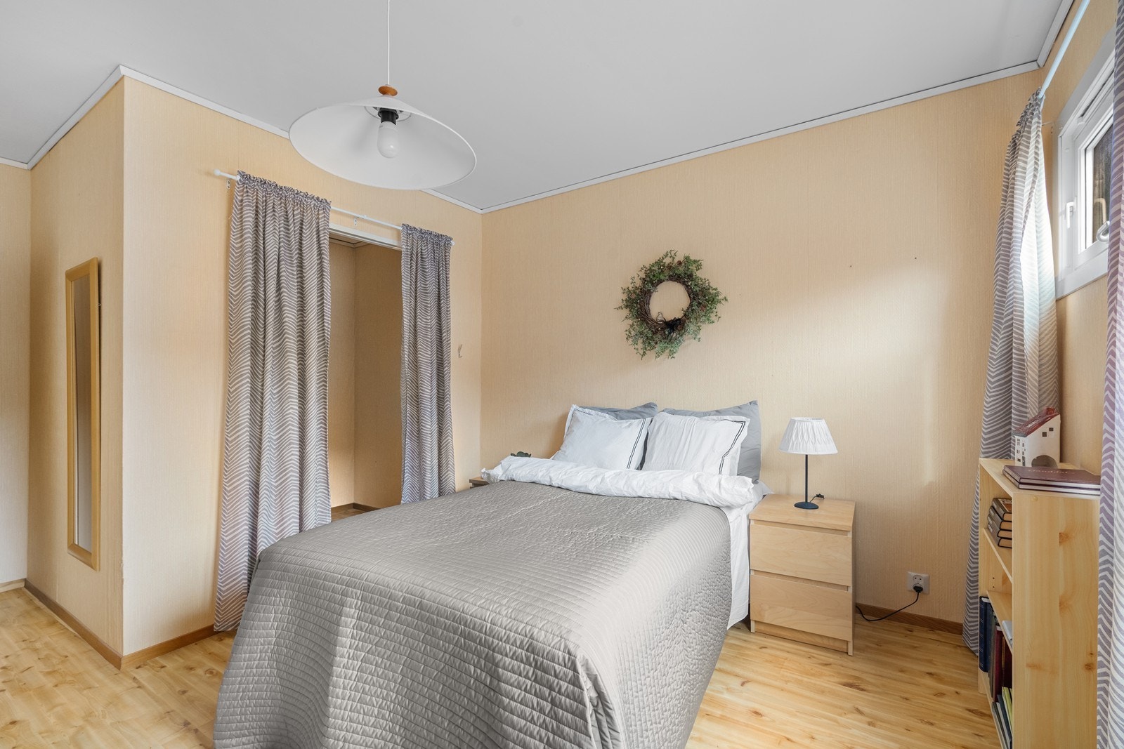 Eget walk-in closet med god oppbevaringsplass for klær. Galleribilde