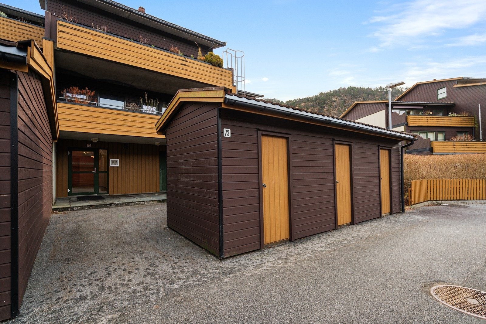 Utvendige bod ved inngangsparti. Galleribilde