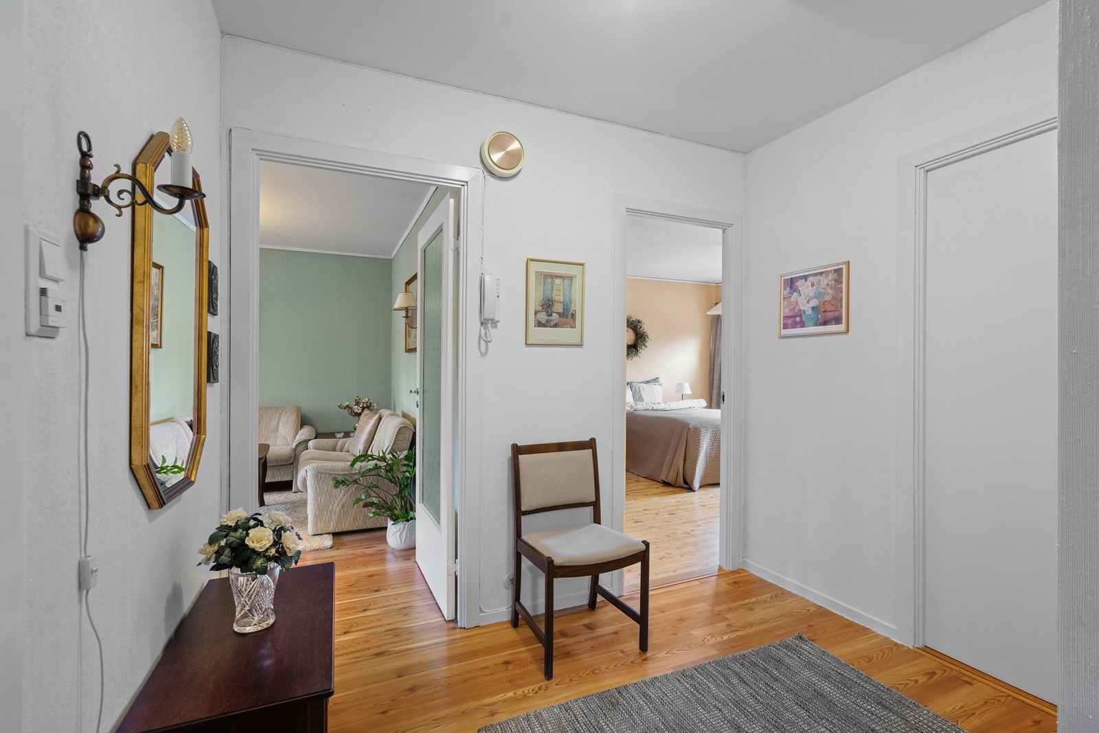 Fra gangen er det tilgang til de fleste av leilighetens rom. Galleribilde