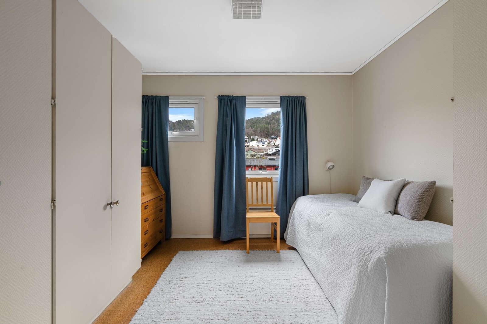 Soverom 2, er også av god størrelse og har plass til stort seng og ulike skap og hylleløsninger. Galleribilde