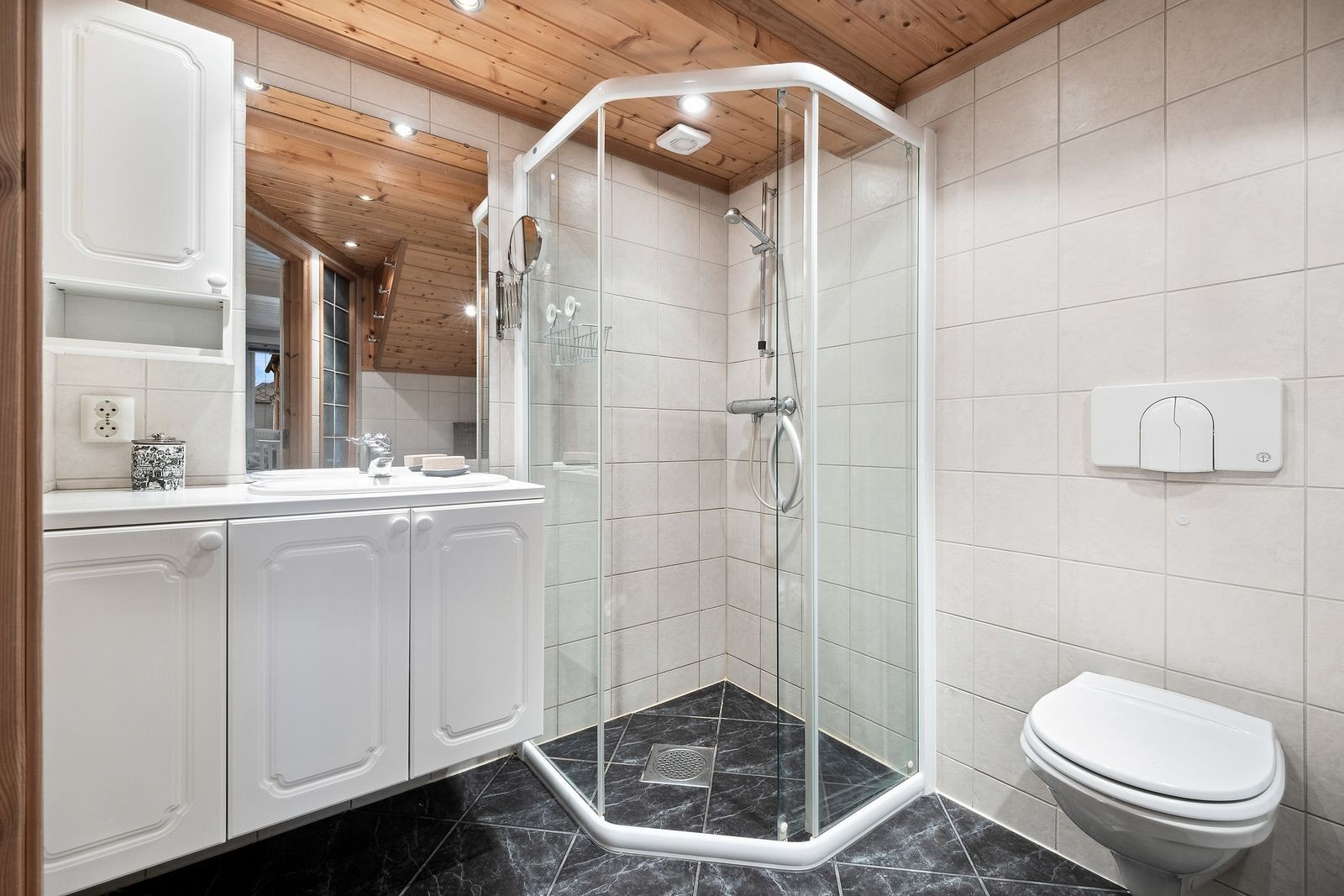 Pent flislagt bad. Galleribilde