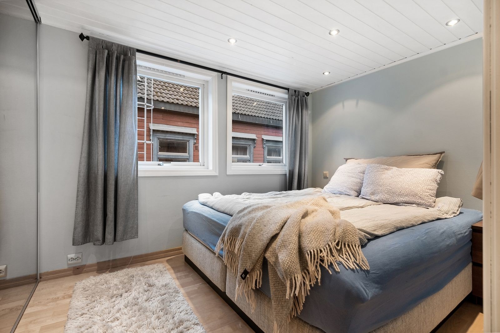 Soverom er utstyrt med skyvedørsgarderobe med speilfronter. Galleribilde