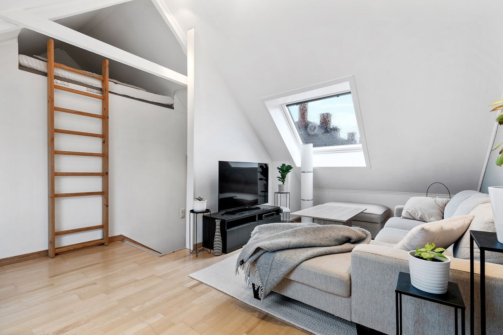 Stuen er plassert i boligens 2. plan og har tilgang til praktisk hems/disponibelt rom. Galleribilde