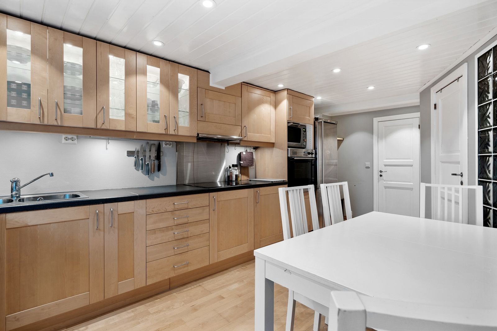 Kjøkkenet har rikelig med skap- og benkeplass, samt integrerte hvitevarer. Galleribilde