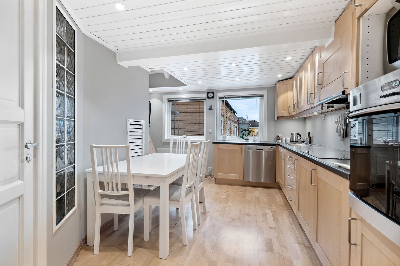 Boligen har store vindusflater, noe som bidrar til en lett og luftig atmosfære. Galleribilde