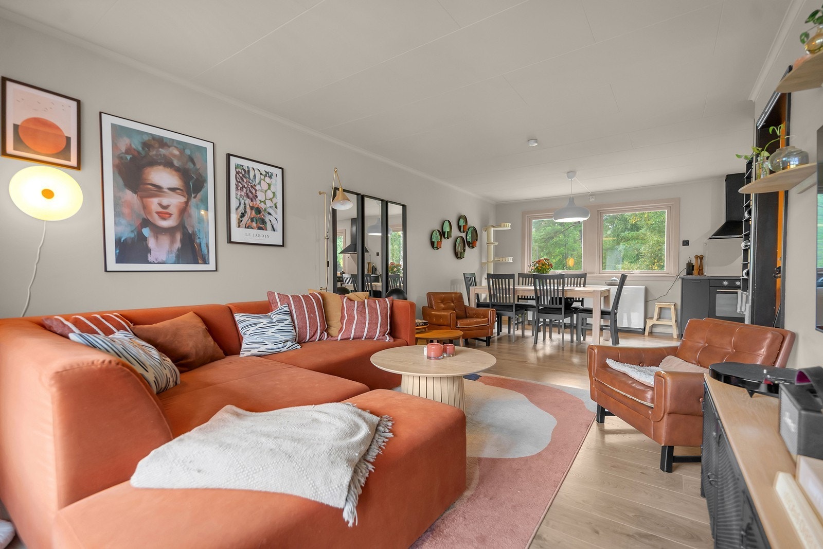 Stue har godt lysinnslipp fra store vindusflater. Galleribilde