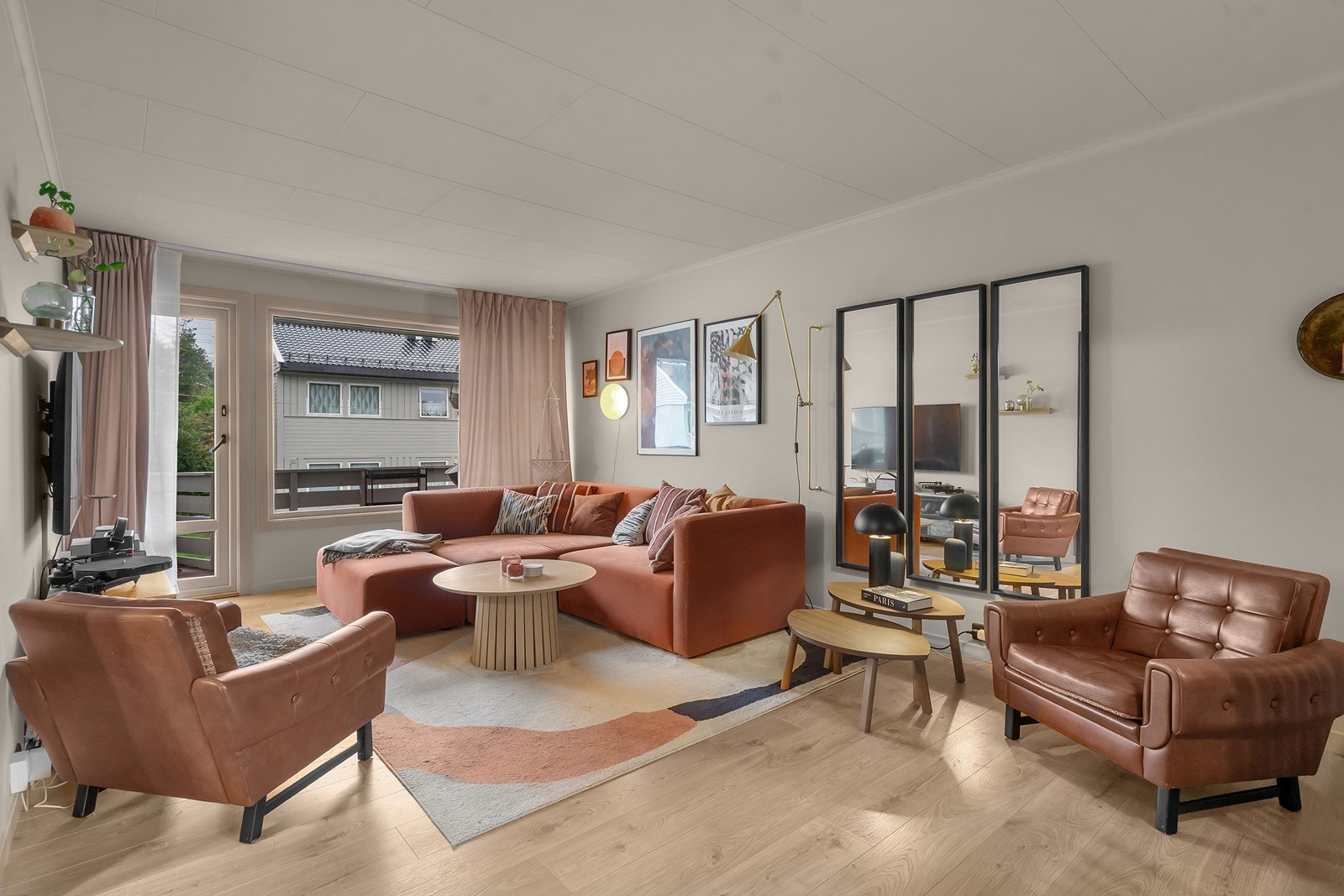 Fra stue er det utgang til veranda og bod. Galleribilde