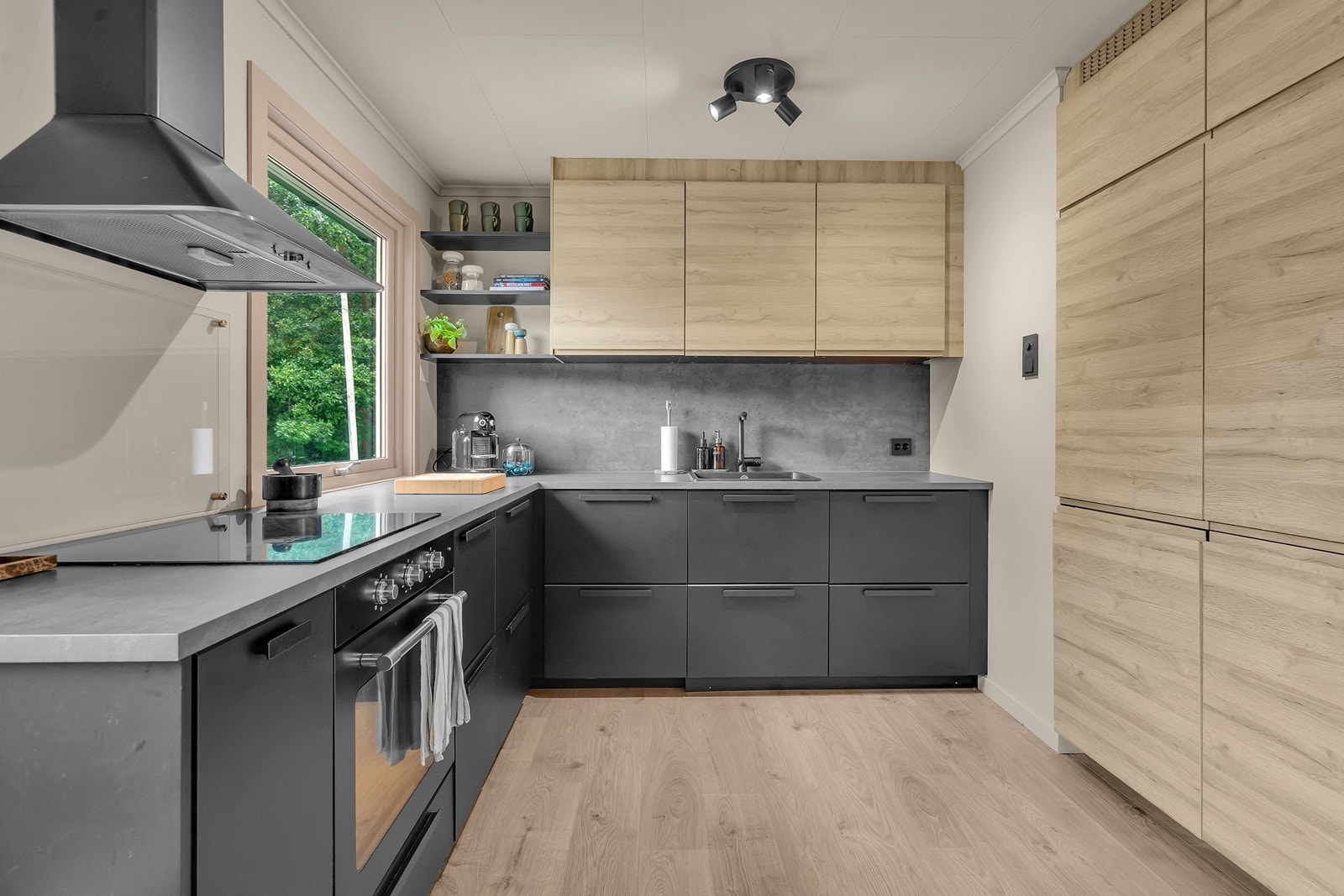 Kjøkkenet har praktiske løsninger og integrerte hvitevarer. Galleribilde